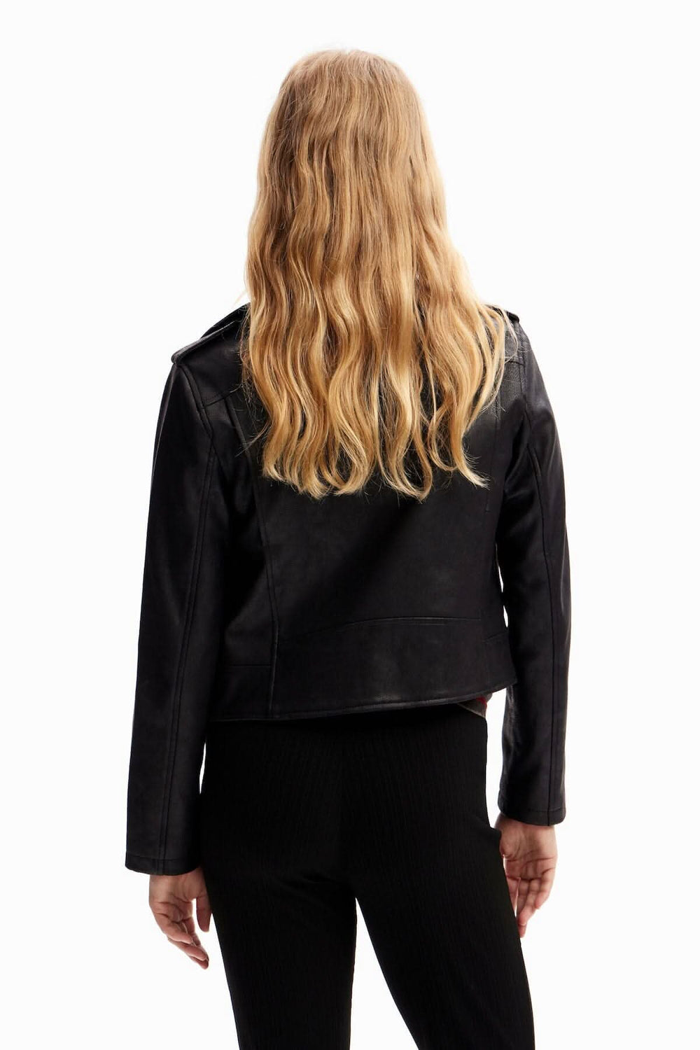 Veste biker ajustée en tissu effet cuir, vue de dos avec cheveux longs, style décontracté.