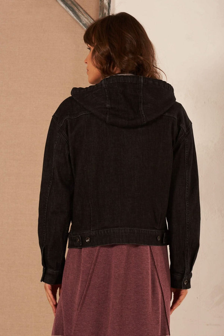 Veste en jean noire avec capuchon, vue arrière, manches longues et cordons de serrage.