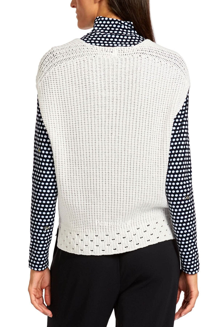 Veste en tricot Marc Cain blanche avec ourlet ouvert et fentes sur les côtés, vue arrière.