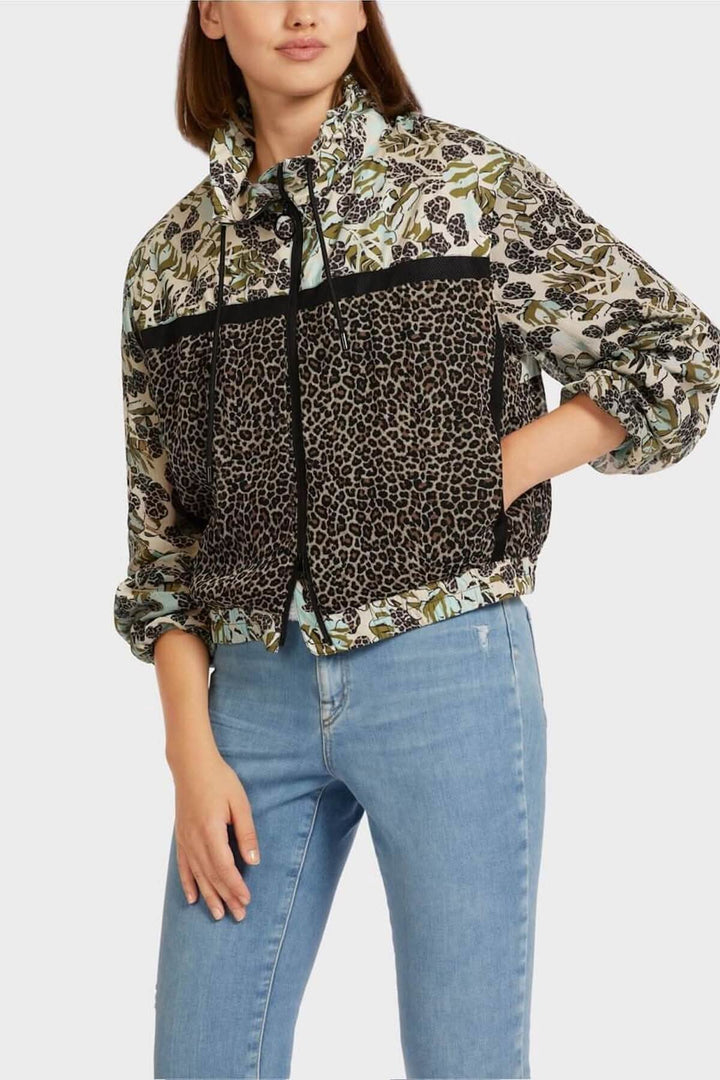 Veste féminine à motifs patchwork avec col montant et poches latérales, style élégant et sportif.
