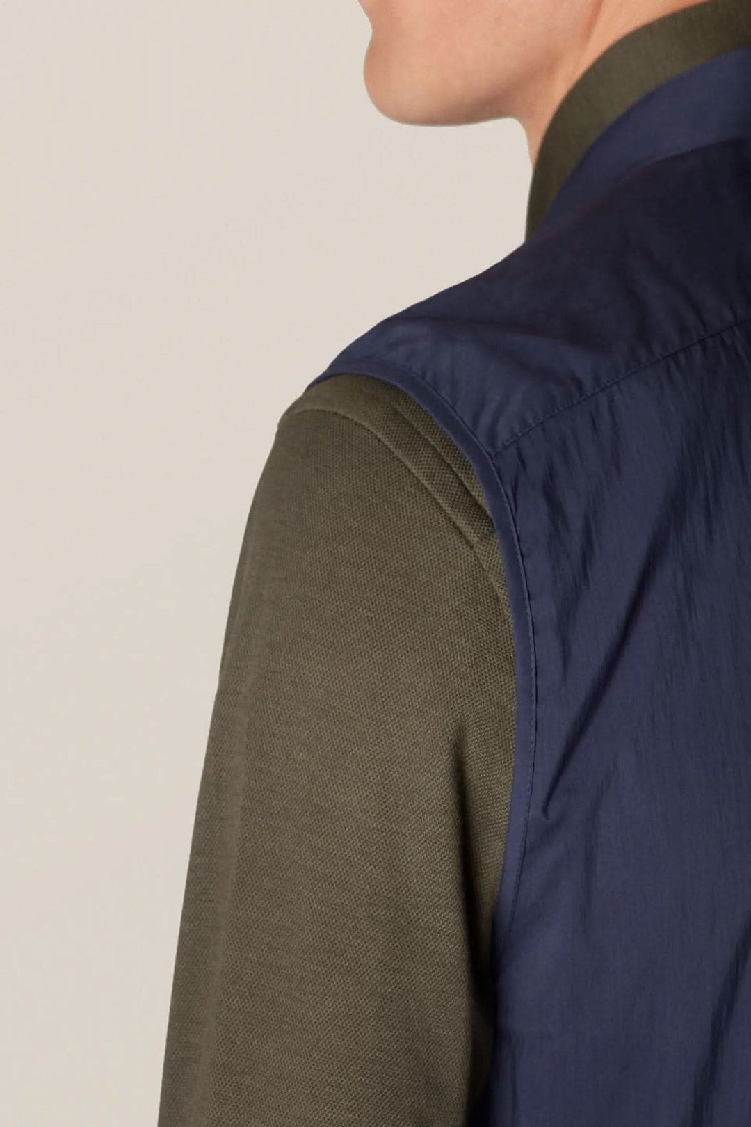 Veste sans manche déperlant en bleu marine, parfaite pour la superposition et le style contemporain.