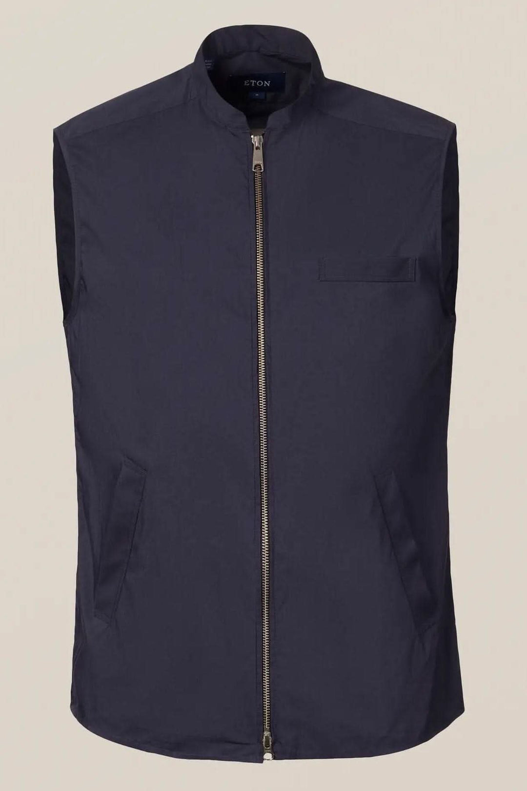 Veste sans manches élégante, déperlante et contemporaine, parfaite pour la superposition et l'extérieur.