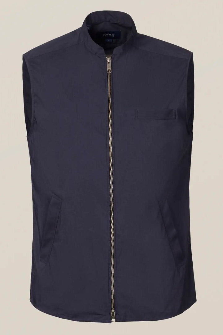 Veste sans manches élégante, déperlante et contemporaine, parfaite pour la superposition et l'extérieur.