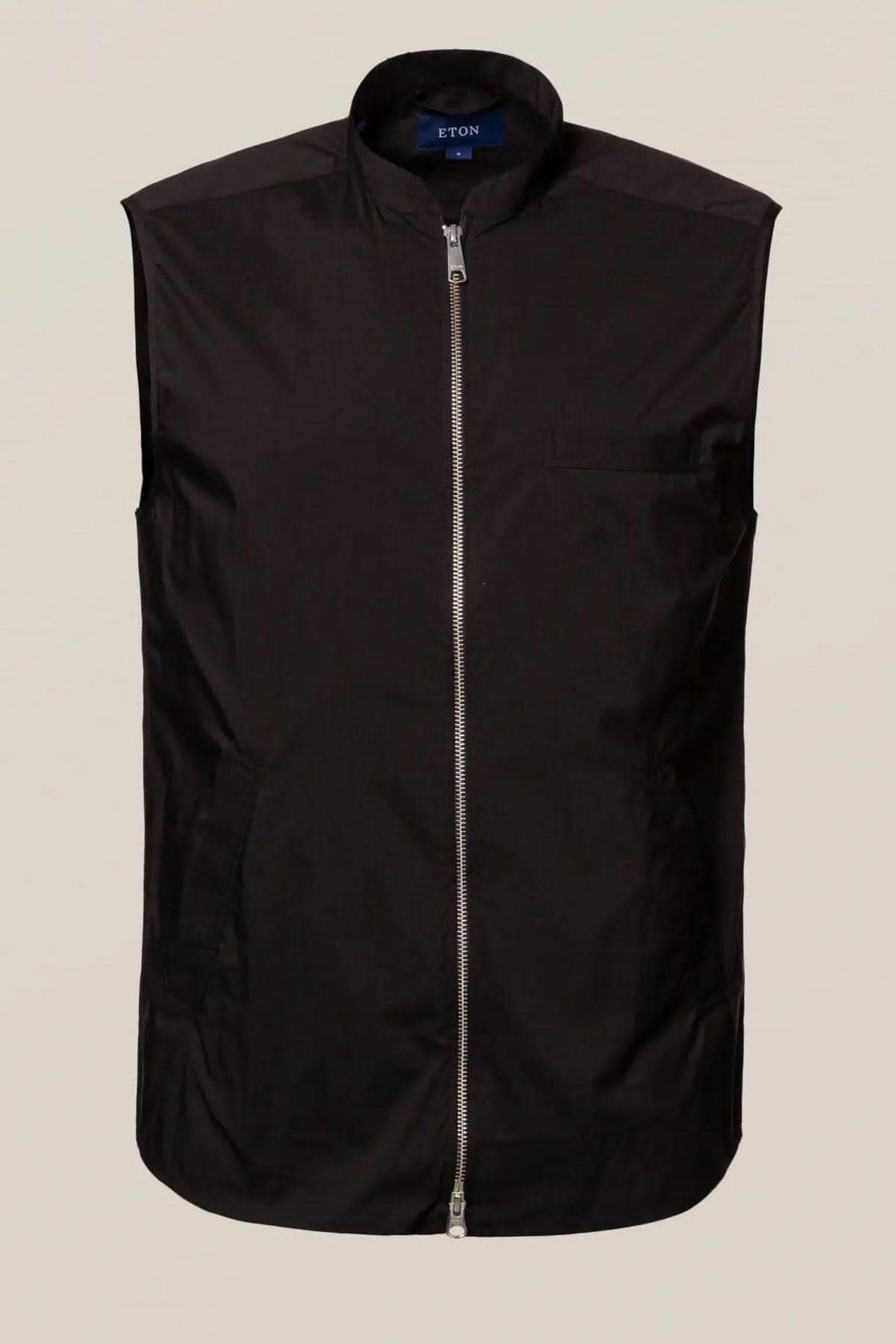 Veste sans manches déperlante noire, élégante et parfaite pour la superposition, style contemporain et sans effort.