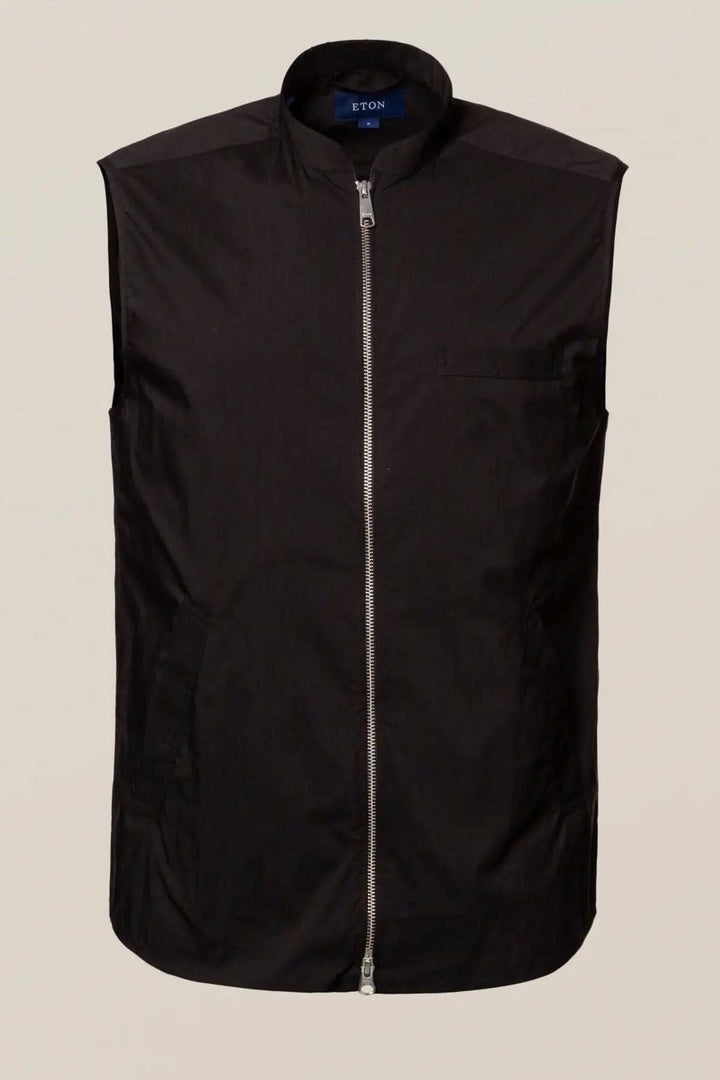 Veste sans manches déperlante noire, élégante et parfaite pour la superposition, style contemporain et sans effort.