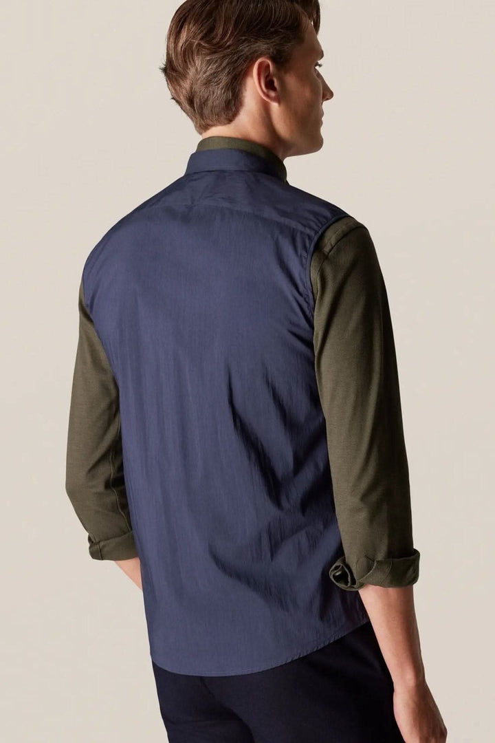 Homme portant une veste sans manche déperlante avec un look contemporain, vue de dos.