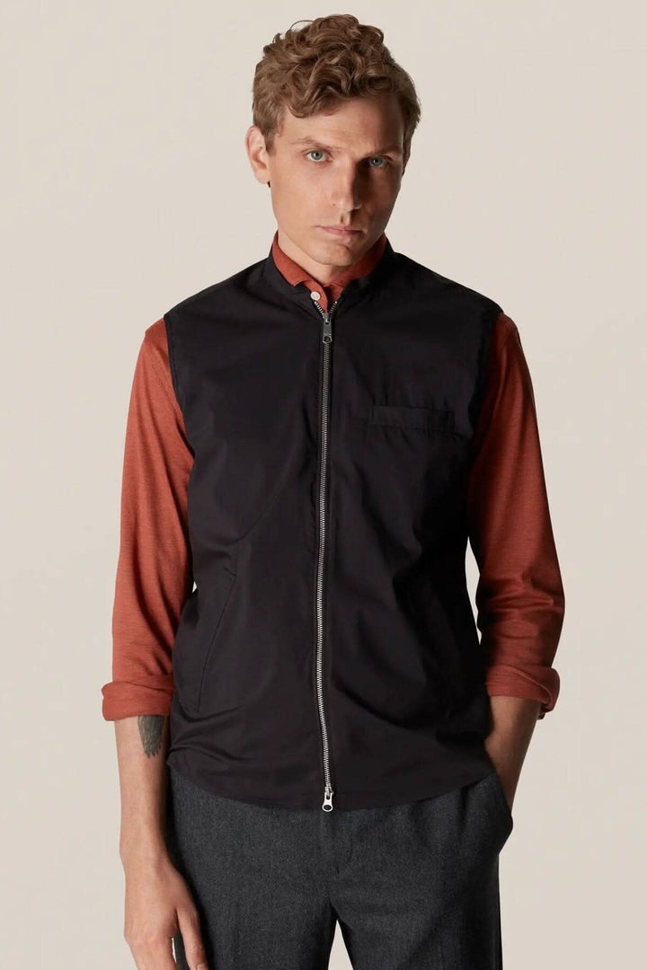 Veste sans manche déperlante pour homme, élégante, parfaite pour l'extérieur et la superposition.