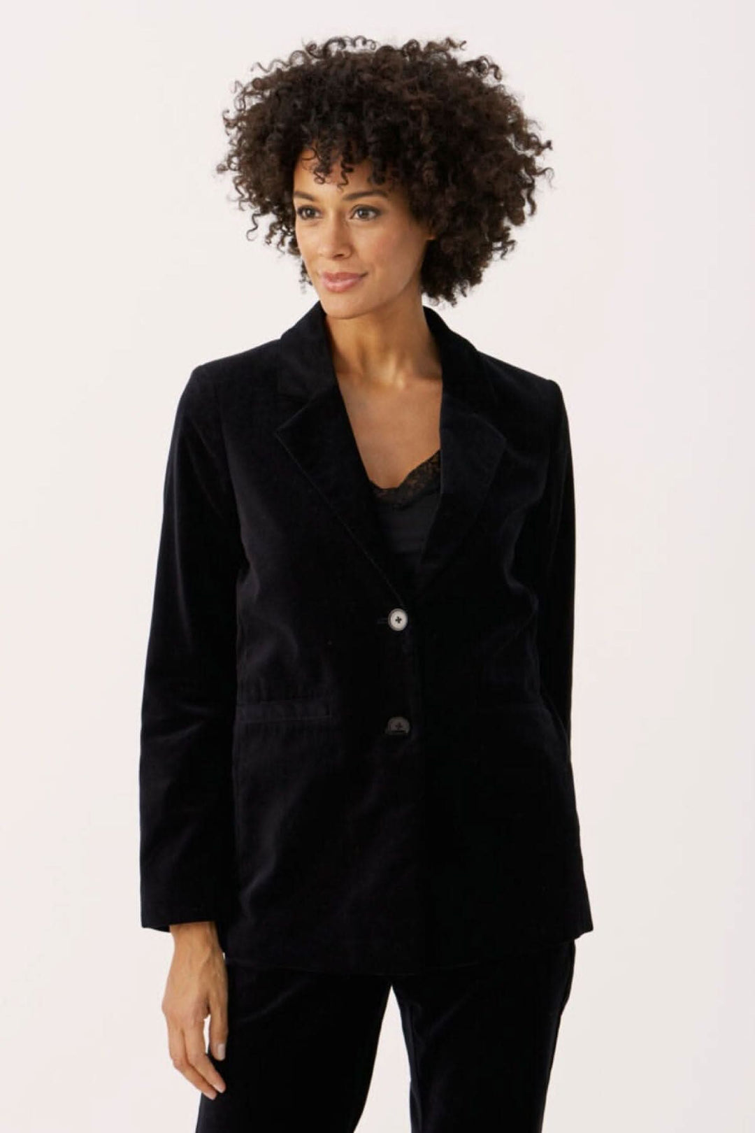 Veston de velours Theona, chic et féminin, col classique, coupe légèrement cintrée, modèle élégant en velours.