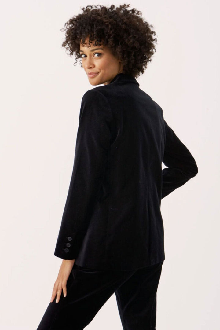 Veston de velours Theona, chic et féminin, avec col classique et coupe légèrement cintrée.