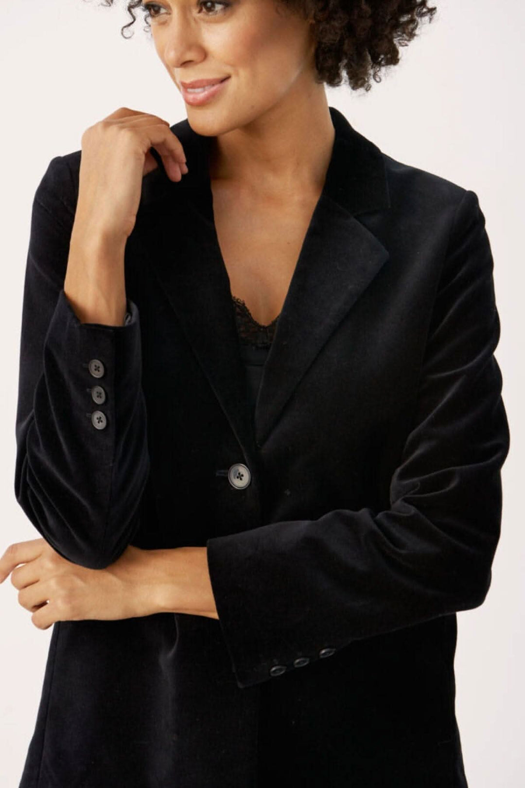 Veston de velours Theona, chic et féminin, col classique, boutons et poches plaquées, coupe légèrement cintrée.