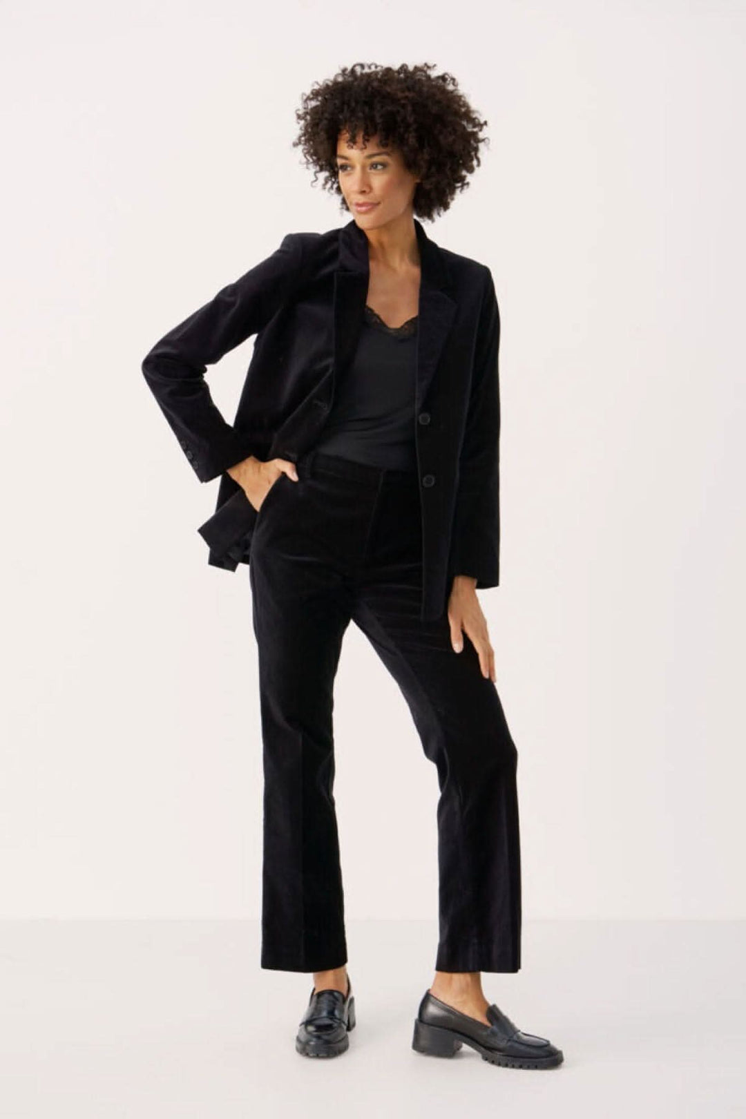 Veston de velours Theona, chic et féminin, porté par mannequin avec pantalon assorti, look élégant et moderne.